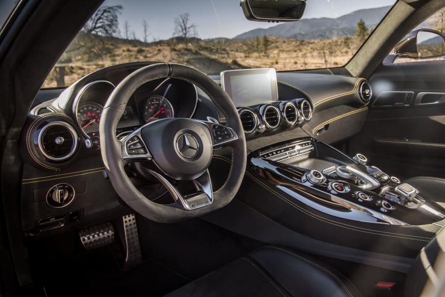Интерьер Mercedes-AMG GT S 2016 года  (NA) (фото 6 из 35)